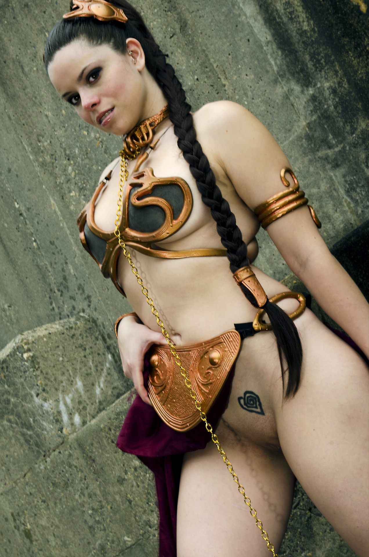slave leia flashes her pussy.jpg. 